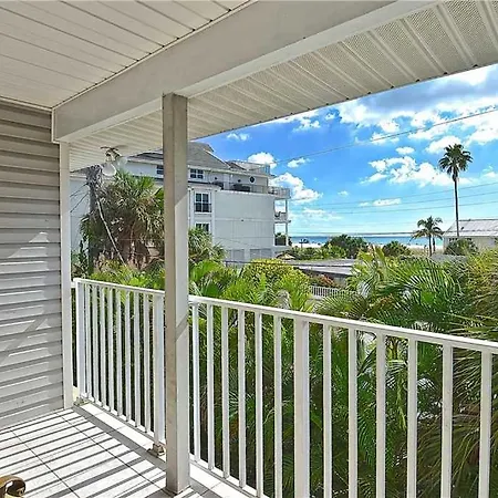 Beach Walk Unit B, 3 Bedrooms, Pool Access, Wifi, Sleeps 8